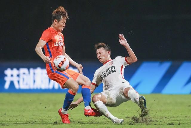 他掀开裙子把舌头伸进去gif